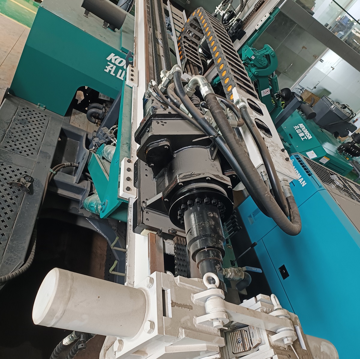 Chaînes à plaques haute résistance pour machines de forage de boulons de roche